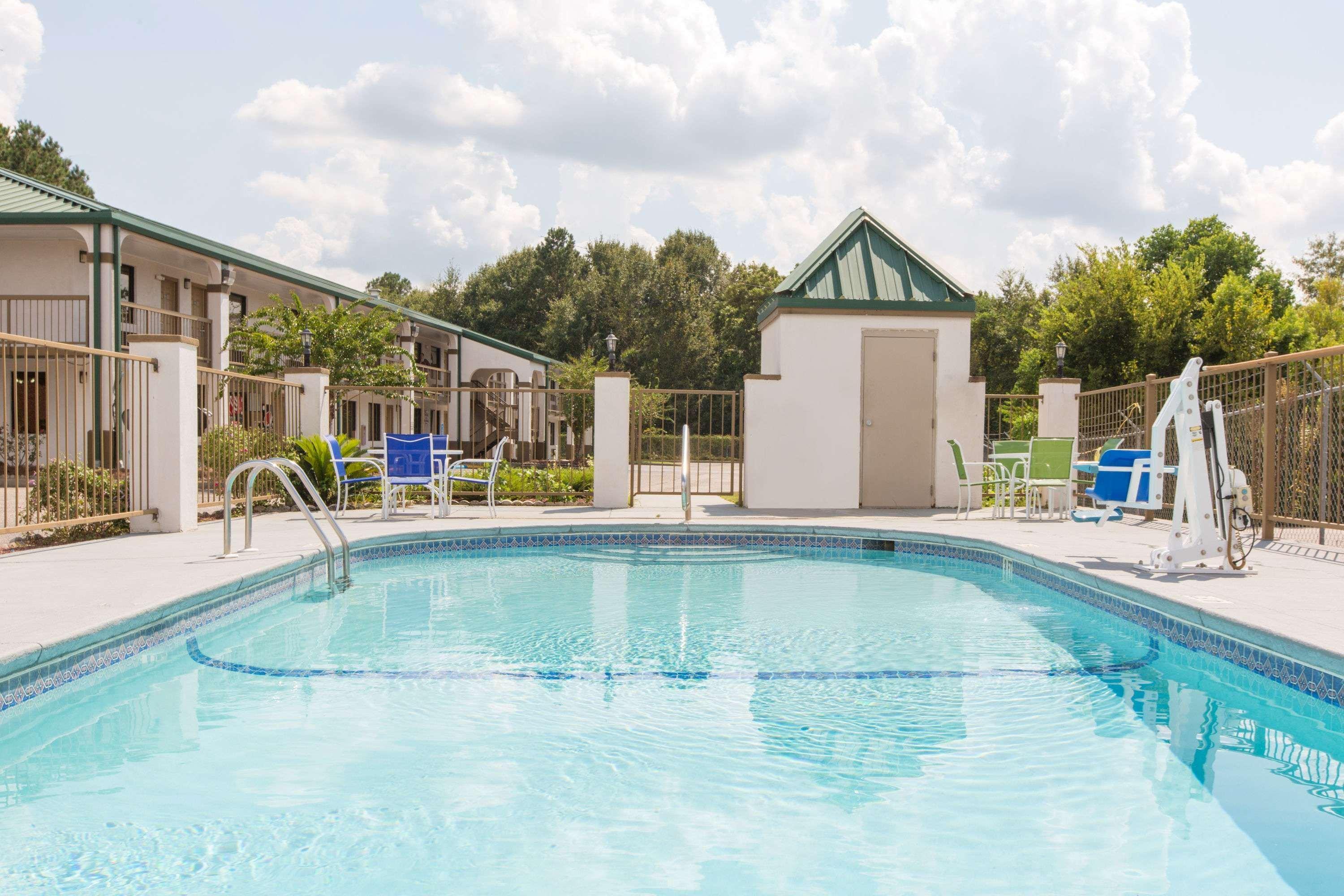 Super 8 By Wyndham Dothan Exterior photo