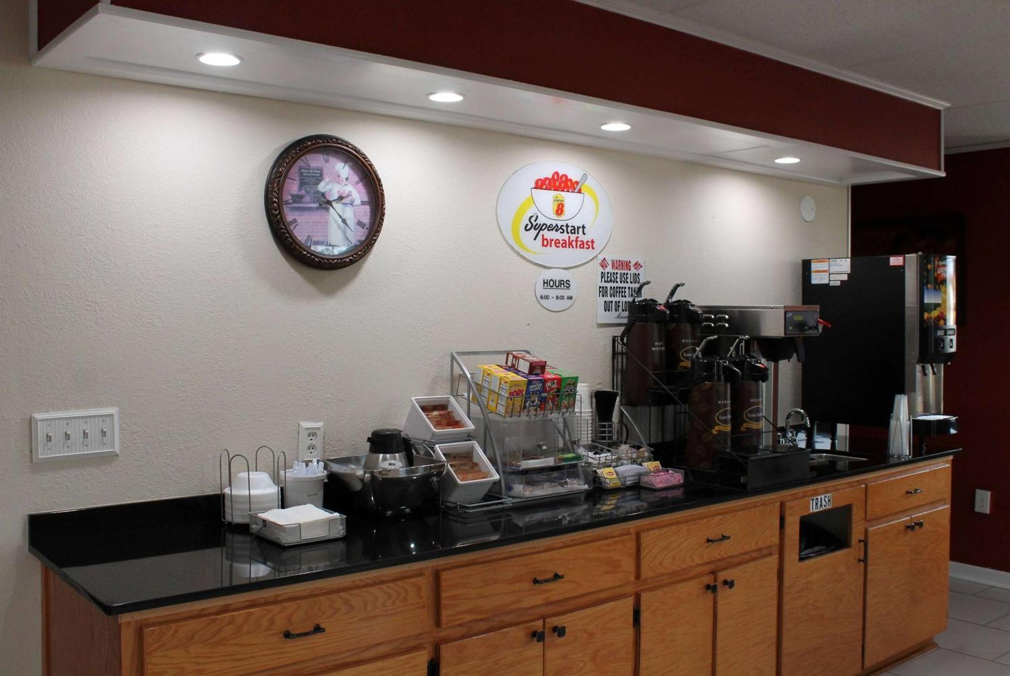 Super 8 By Wyndham Dothan Exterior photo